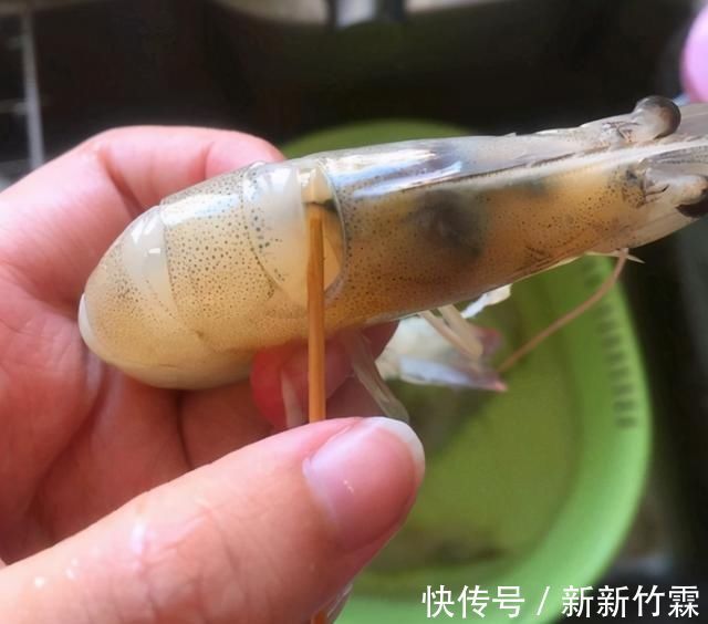 油炸|大虾又出新吃法了,不蒸不煮不油炸,不加一滴水不加一粒盐