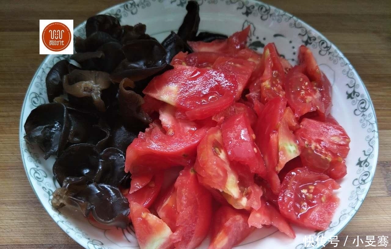 自己做的手工西红柿鸡蛋打卤面,汁浓面爽,比饭馆里的好吃!