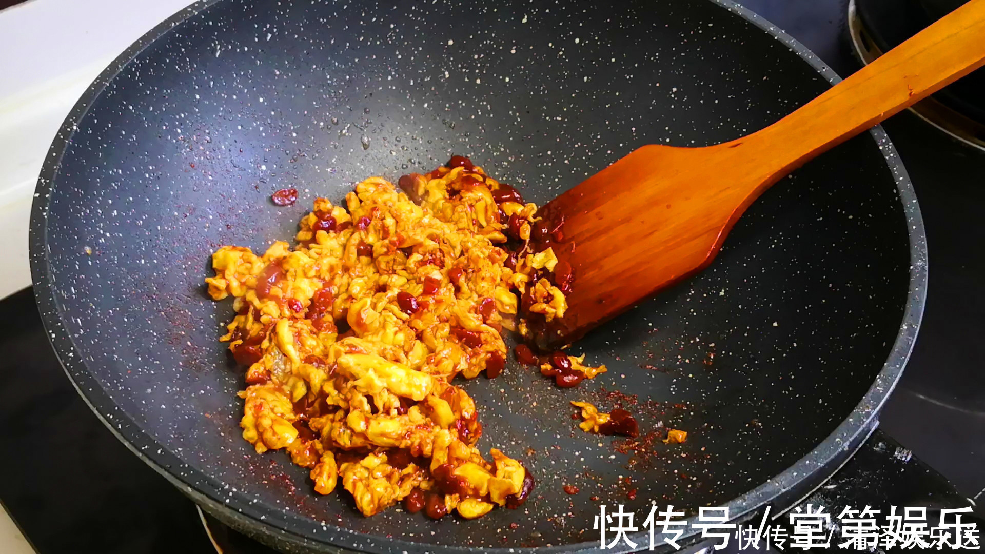 搅拌均匀|吃剩的米饭别再做蛋炒饭，教你农村特色吃法，一顿3个不够吃，香