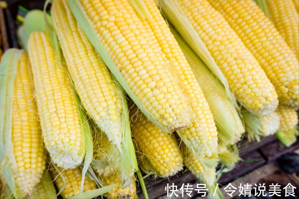 玉米只用清水煮,难怪不好吃,多放2味料,玉米更香甜更软糯