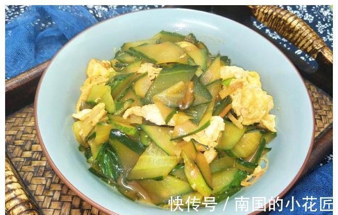 黄瓜炒鸡蛋|炒黄瓜时,记住“放3味”,黄瓜不硬,入味好吃又香嫩