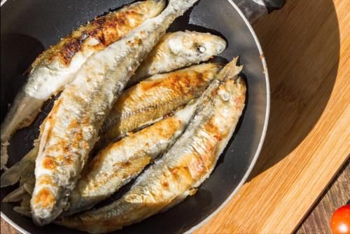 煎鱼，原来不能直接下锅，牢记2个窍门，不破皮不粘锅，也不溅油
