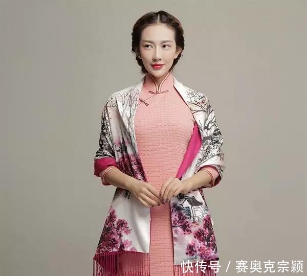 旗袍|旗袍走秀的时候,怎么使用扇子、油纸伞等道具做到如何锦上添花?