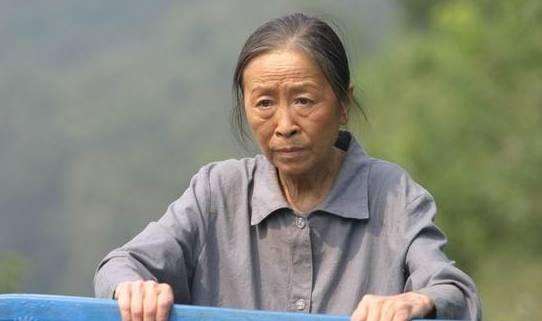 |“丑娘”自称是校花,原以为是笑话,看到年轻照片后,网友:真美