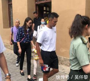出游|林丹一家六口出游,夫妻俩表情淡漠,4岁儿子已长到爸爸腰