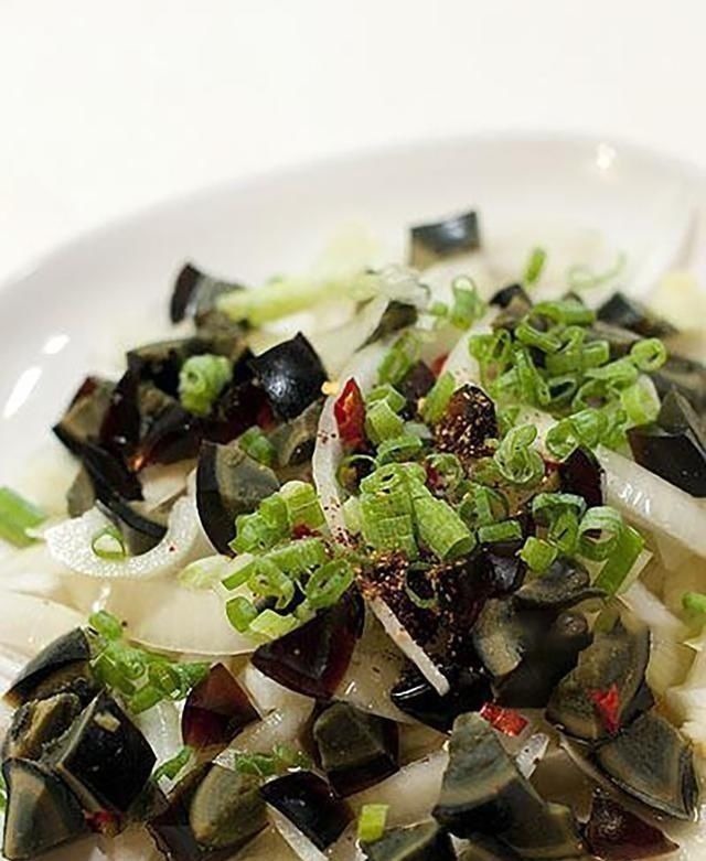 拌皮蛋时，只要放这2种调味料，味道保准错不了，谁吃谁喜欢