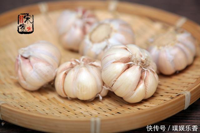 大蒜买了没几天就发芽干瘪?学会这3种保存方法,放半年也新鲜