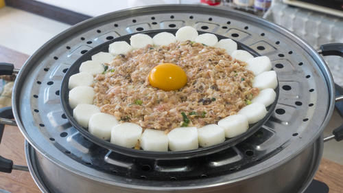 五花肉别红烧了，1种做法2种吃法，简单蒸一蒸，简单省事又营养