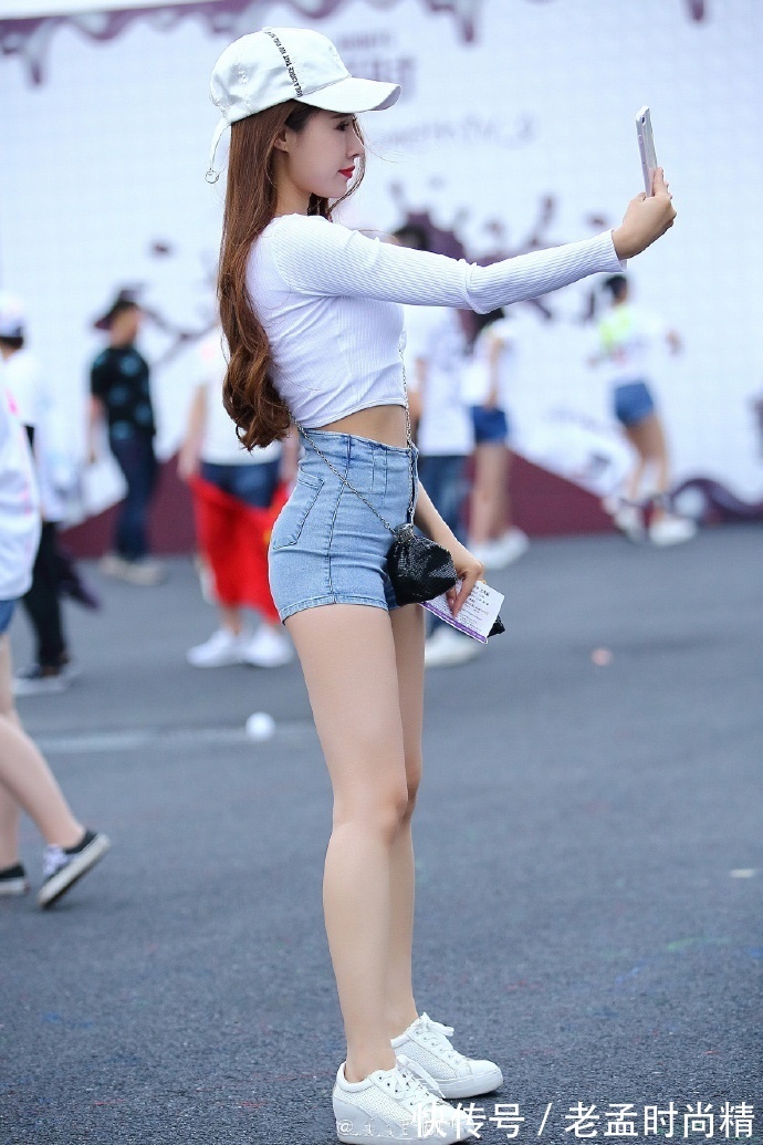 小姐姐|街拍:小姐姐身材火爆 ,却穿这么紧的热裤,网友:勒着不难受?