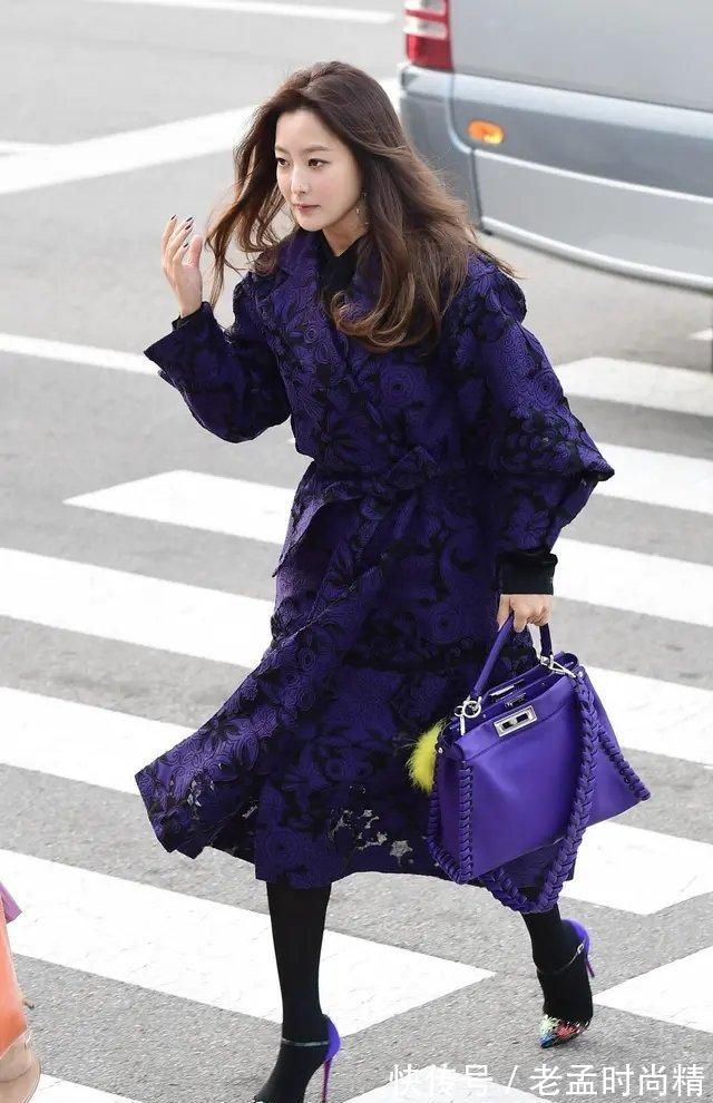 包包|这也太会穿了吧,深蓝魅惑大衣配细高跟,彰显高贵典雅的独特气质