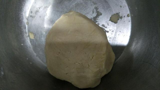 中式|中式特色糕点蛋黄酥，一口咬下酥到掉渣，秘诀全在这1招