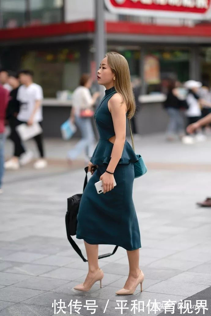 美女脚上搭配一双尖头的裸色高跟鞋,气质迷人又时尚