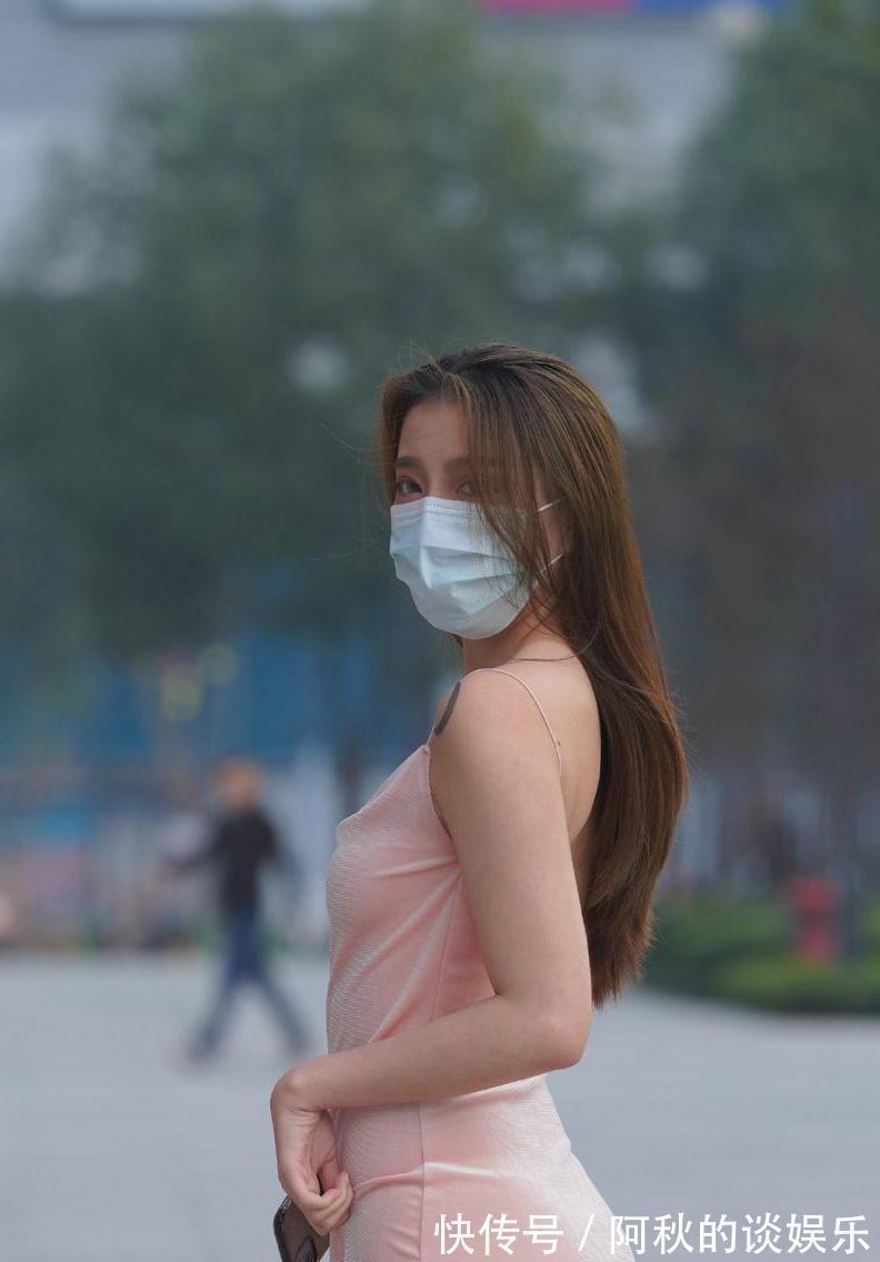 半身裙|挑选半身裙的时候，最好选择高腰款式，百褶裙就非常不错