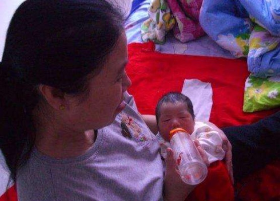 婆婆|双胞胎出生后,一个吃母乳,一个喝奶粉,5个月后差别不是一般大