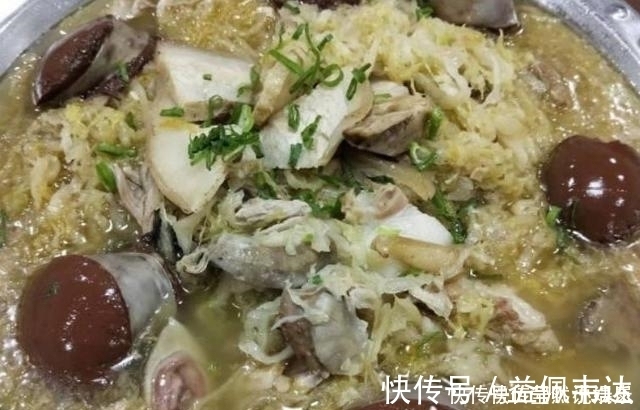 婆婆请客抠门，6人吃饭只点5道菜，端上来后众人蒙住