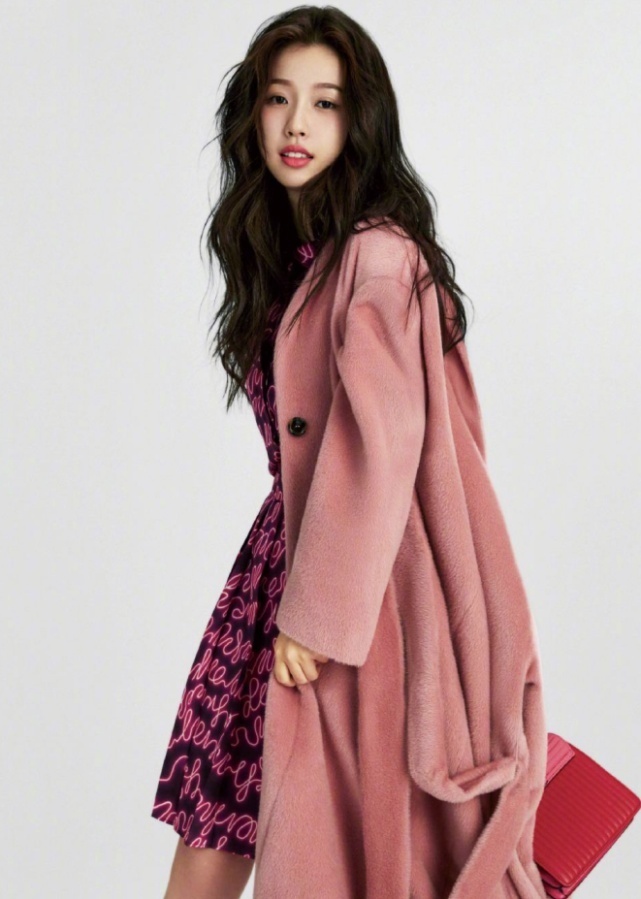 她因在《一年级》中表白失败火了，今穿“梦幻紫”匡威现身，美爆