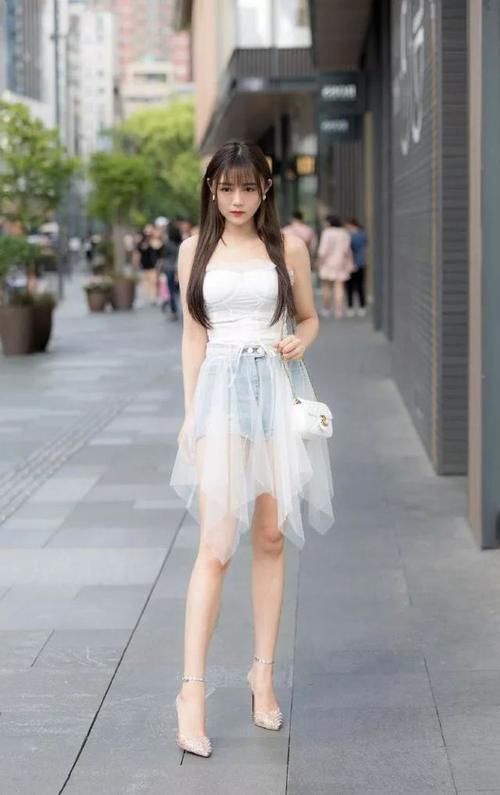 美女穿网纱拼接的短裤，身材显得更加的完美