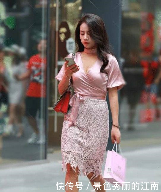 宝妈穿粉色连衣裙逛街，引路人称赞
