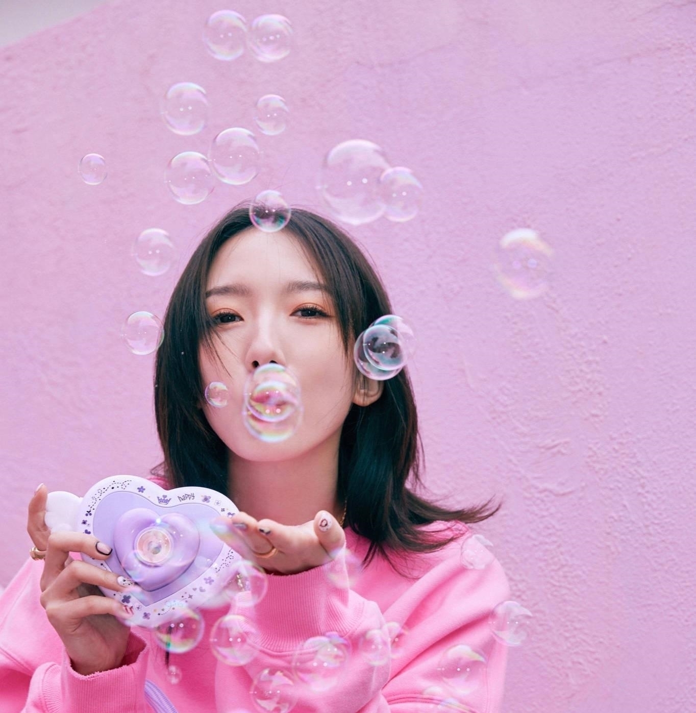 造型|孟美岐參加某節目的造型，深v牛油果綠印花連衣裙，普普通通