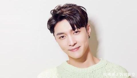 鄧倫 難怪熱巴上車后與鄧倫擠著坐,看到張藝興身邊空位放的啥,理解了