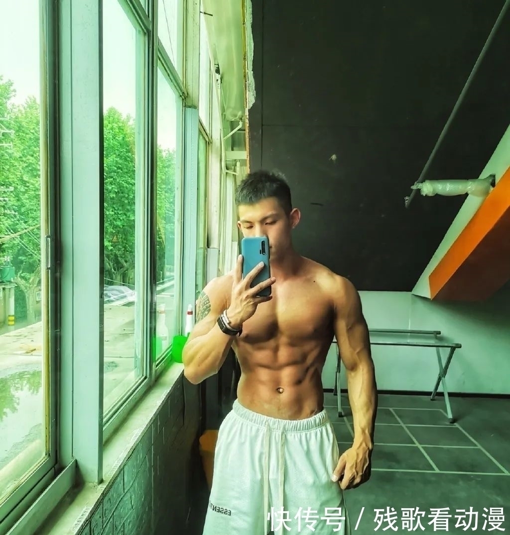 荷尔蒙|漫展黝黑筋肉男火了短发天菜体育生小钢砲，这身腱子肉绝了
