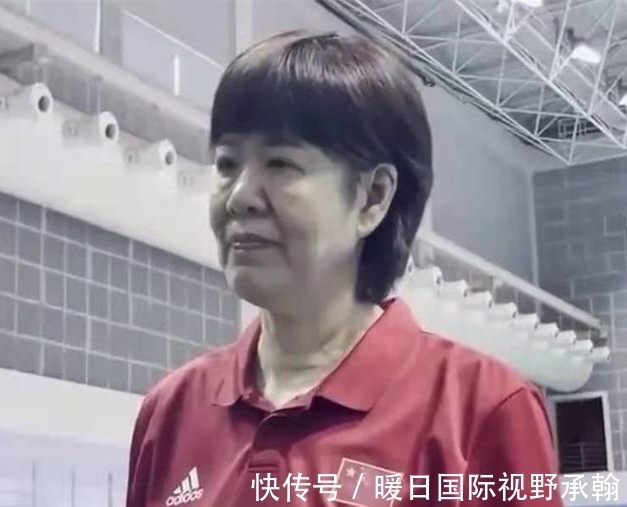 塞爾維亞女排|中國女排征戰(zhàn)奧運(yùn)，郎平換了新發(fā)型，19日出發(fā)，沖擊奧運(yùn)冠軍