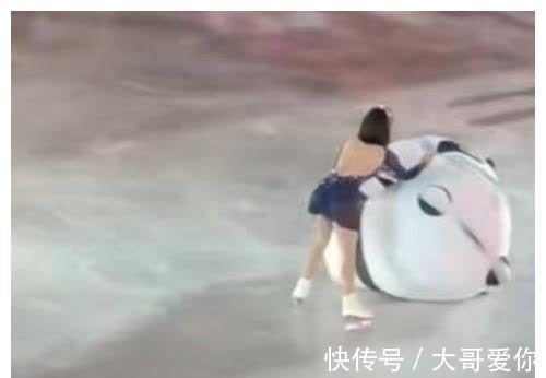 冰墩墩|冰墩墩落入花滑群中,顶流成了被捉弄的对象,队员们都乐开了花