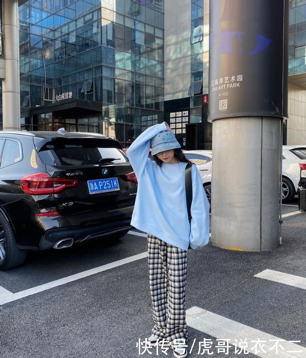 早春别穿太“花哨”，清新简约的穿搭更好驾驭，轻松提升时尚感