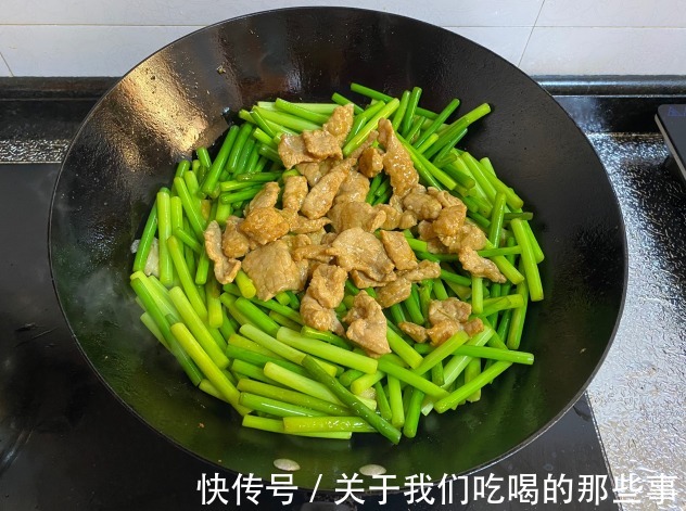 老师傅教你炒蒜苔，别直接炒别焯水，巧用一招，蒜苔翠绿鲜嫩入味