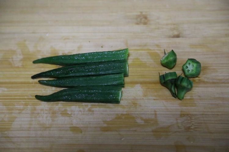 秋葵这样吃，蒜香味道浓郁，鲜美可口，清爽解腻还下饭