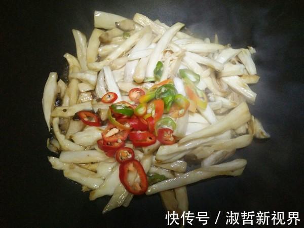 菌盖|杏鲍菇更地道的做法，下酒又下饭，简单又营养，一大盘不够吃！