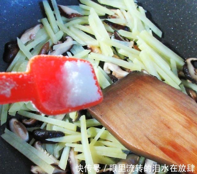 香菇炒土豆丝,家常快手小炒!