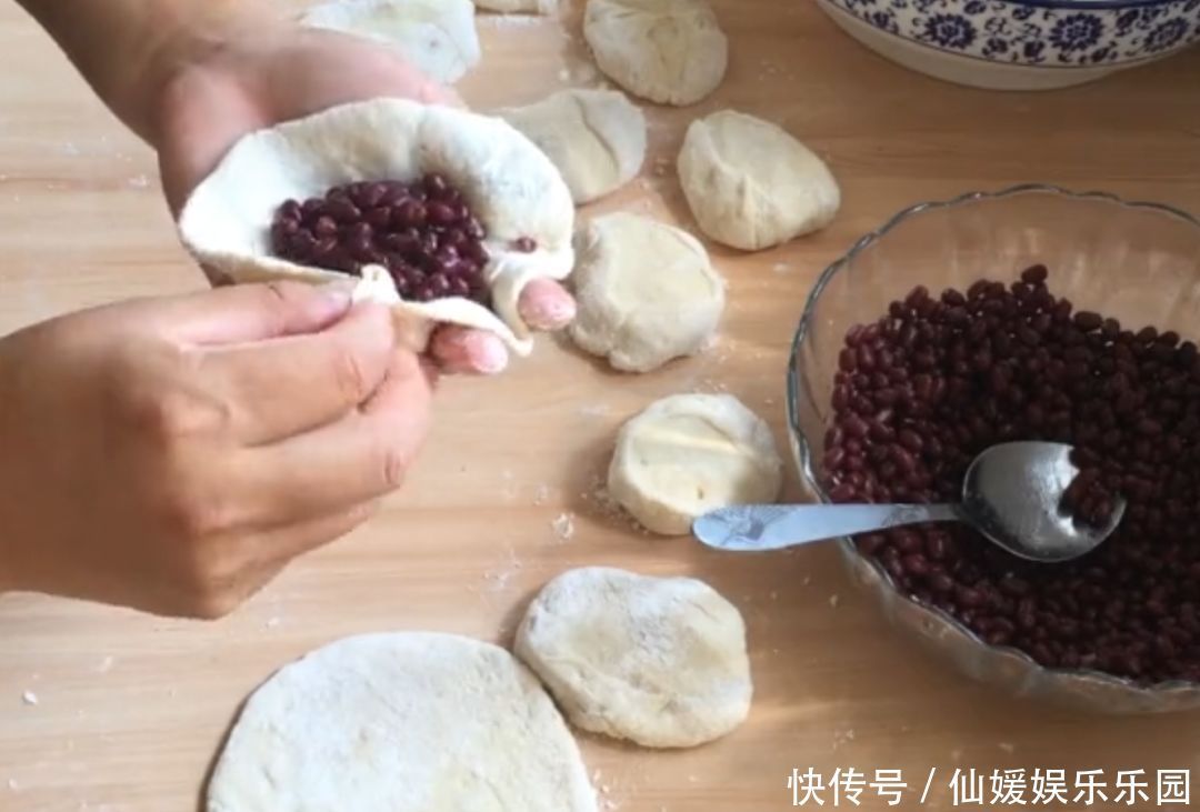  松软|红豆的另类做法，层层松软，营养又美味，隔三差五做给家人吃！