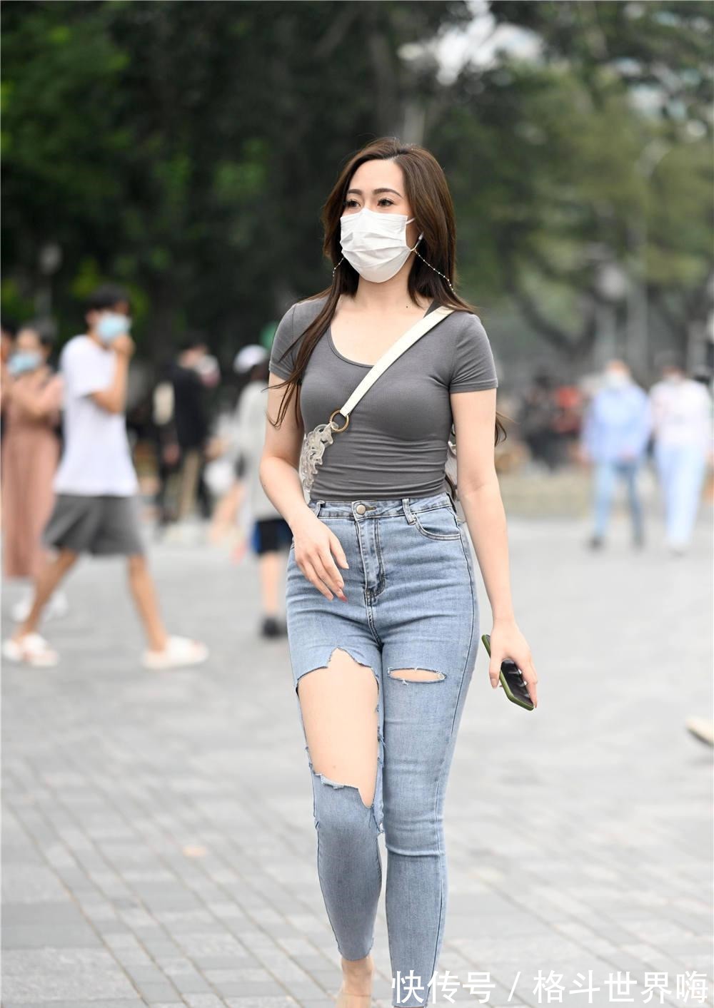 精致 紧身牛仔裤总觉得有些不一样,苗条或者身材丰满,都可以穿出精致!