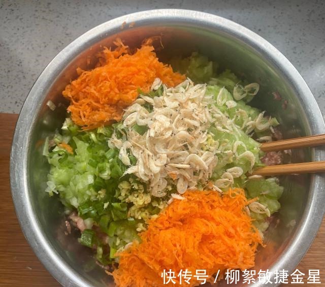 y黄瓜猪肉虾皮饺，皮包馅儿大，味道鲜美！