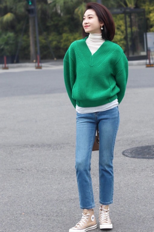 下图 今年流行“毛衣+牛仔裤”,不光保暖舒适,普通人穿了简约又洋气