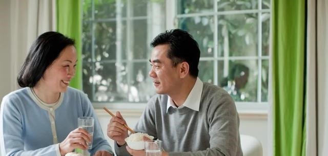 牛奶+鸡蛋|45岁后，懂得吃很重要！建议：早餐“三忌口”、晚餐“四不要”！