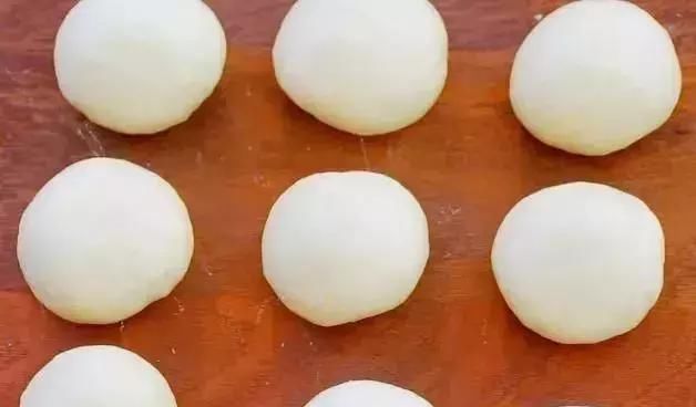 简单的面包做法，不用烤箱不用蒸，香甜柔软，儿子连吃5个直夸香