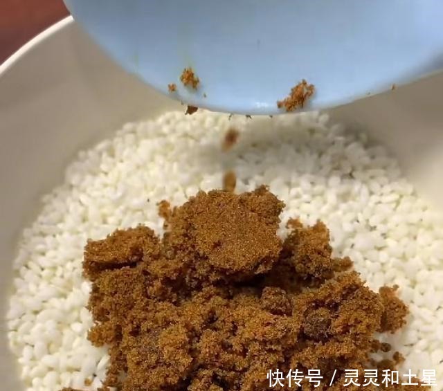 红糖糯米饭,做出来红亮诱人,解馋又不会胖,尤其适合女人吃