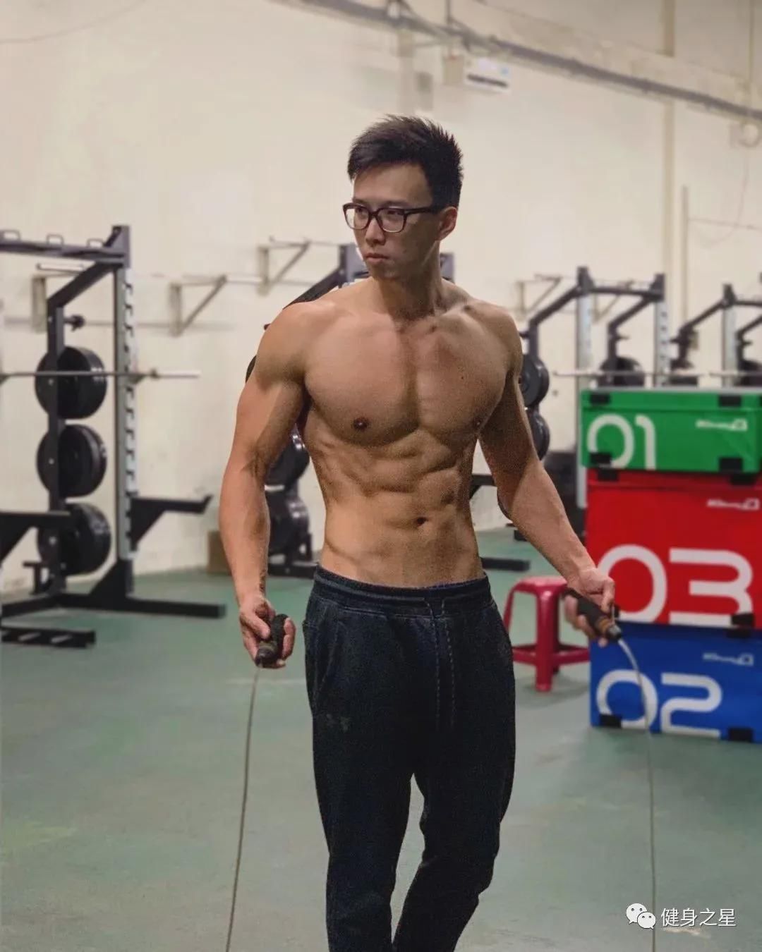 超硬核眼镜|超硬核眼镜小哥秀肌肉，筋肉身材太生猛了！