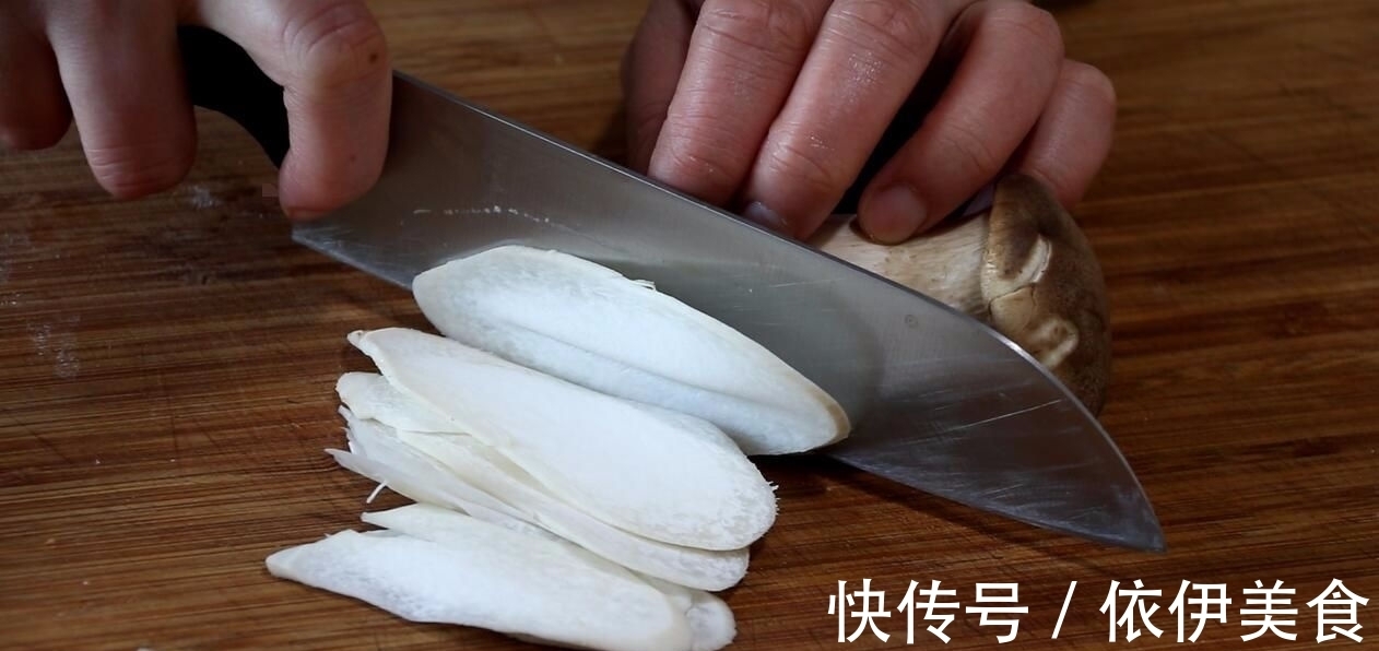 椒盐|教你杏鲍菇的简单做法，只用两种调味料就搞定，咸香酥脆