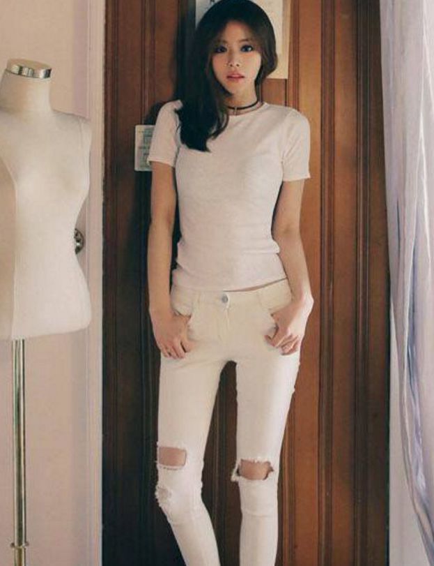 紧身裤|街拍迷人时尚的紧身打底裤美女，展现纤细的腰身，魅力十足