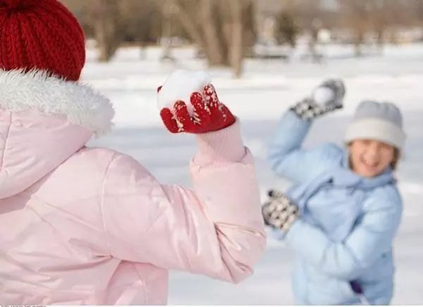 雪天|寒冬腊月嬉戏勿随意,儿童“玩雪”注意这两点,冬日里会更HIGH