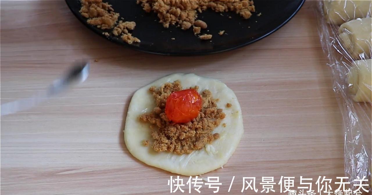 8块一个的蛋黄酥，在家自制低成本，一口酥掉渣，比外面卖得好吃