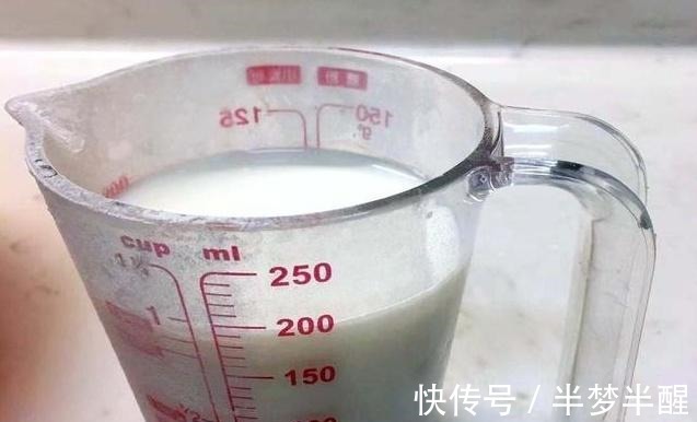 一碗面粉,两个鸡蛋,不用一滴水,5分钟教你做软香的“面包饼”!