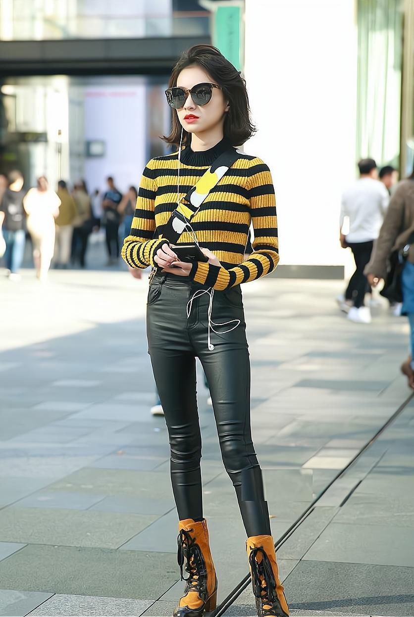 今秋别再穿紧身牛仔裤了,早过时了试试“皮裤”吧,修身又时髦