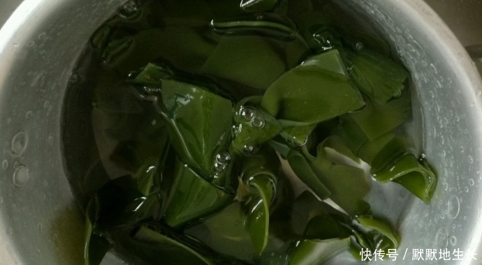 煮海带时,直接用水浸泡是错误的!很多人不懂,难怪又黑又硬!