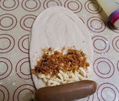 这手抓饼做「烤肠毛毛虫」连吃3天了！明天还想吃