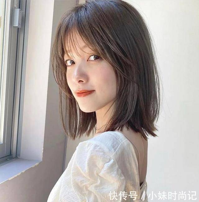 发型 45-50岁的女人，烫什么发型减龄又好看？