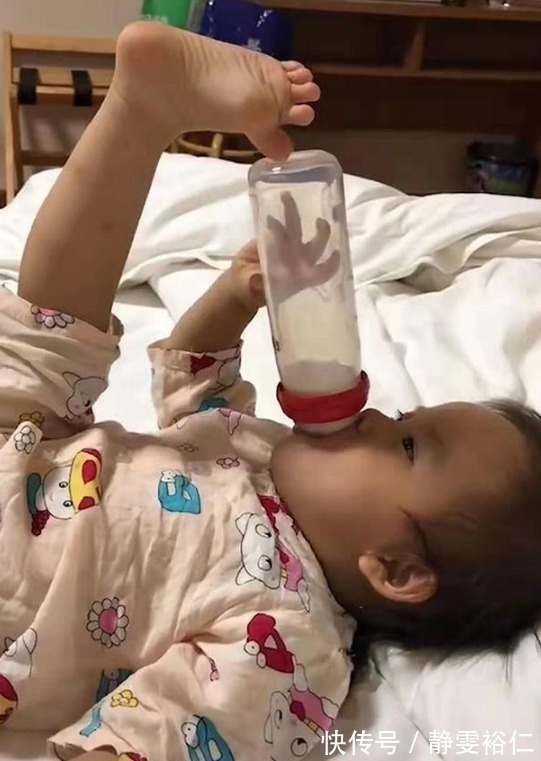 宝妈|功夫宝宝火了,开发独特吃奶姿势,网友:骨骼惊奇是个人才